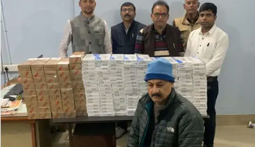 सोनौली इंडो-नेपाल बॉर्डर पर लाखों का विदेशी सिगरेट बरामद तस्करी के जरिए भेजा जा रहा था नेपाल, कार में बनाई थी कैविटी; चालक गिरफ्तार