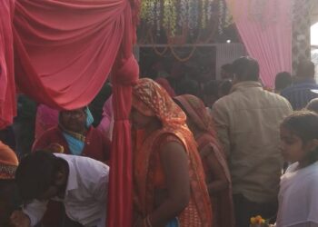 नौतनवां: शिव मंदिर में जलाभिषेक के लिए श्रद्धालुओं की काफी भीङ