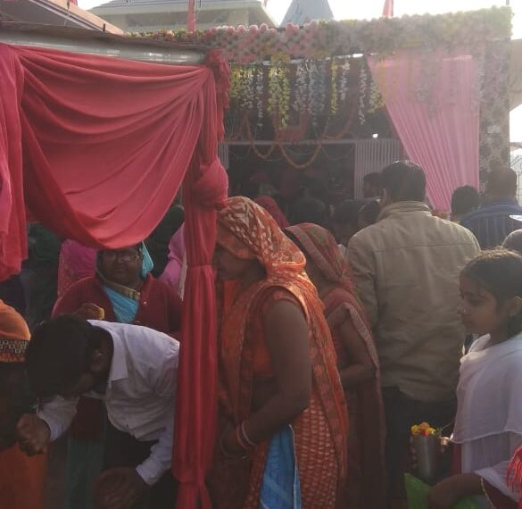 नौतनवां: शिव मंदिर में जलाभिषेक के लिए श्रद्धालुओं की काफी भीङ