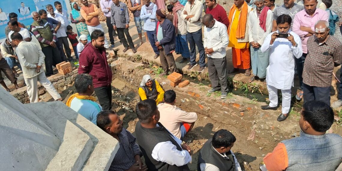 पुरैनिहा: अति प्राचीन शिव मंदिर का जीणोद्धार शुरू, ब्लॉक प्रमुख ने किया शिलान्यास