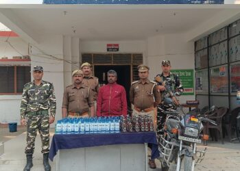 सोनौली: पुलिस व एसएसबी टीम ने 150 शीशी नेपाली शराब के साथ एक ब्यक्ति को किया गिरफ्तार
