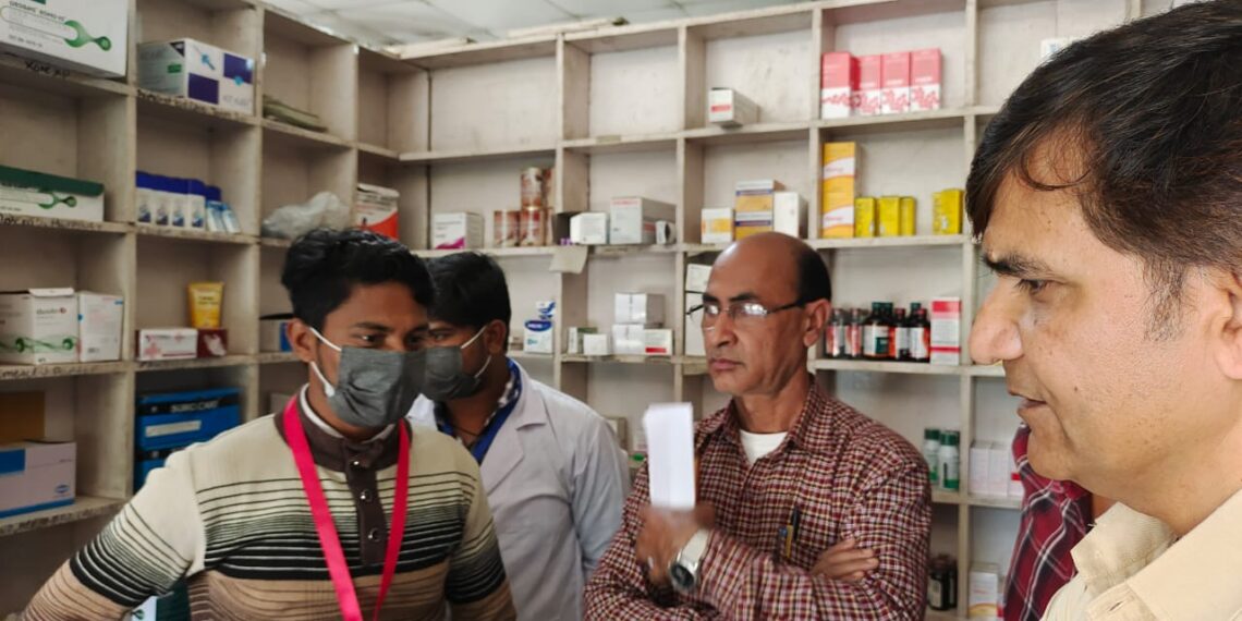 नौतनवा: निजी अस्पताल पर एक्सपायरी दवा मिलने का एसीएमओ ने लिया सज्ञान, हॉस्पिटल पर पहुंची टीम