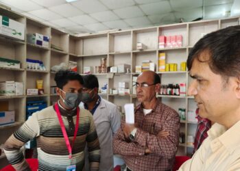 नौतनवा: निजी अस्पताल पर एक्सपायरी दवा मिलने का एसीएमओ ने लिया सज्ञान, हॉस्पिटल पर पहुंची टीम