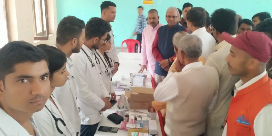 नौतनवां में लगा गोरक्षनाथ स्वास्थ्य मेला कैम्प, पहुंचे राज्य सूचना आयुक्त