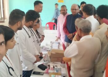 नौतनवां में लगा गोरक्षनाथ स्वास्थ्य मेला कैम्प, पहुंचे राज्य सूचना आयुक्त