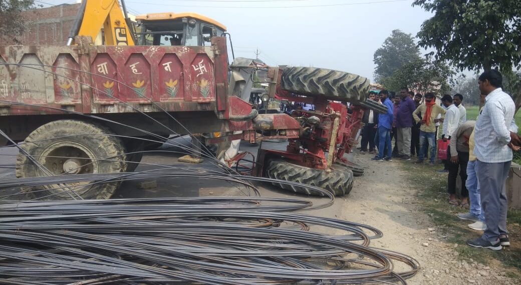 महराजगंज: अनियंत्रित होकर पलटी ट्राली, बाल बाल बचा चालक