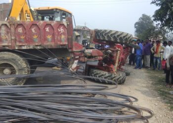 महराजगंज: अनियंत्रित होकर पलटी ट्राली, बाल बाल बचा चालक