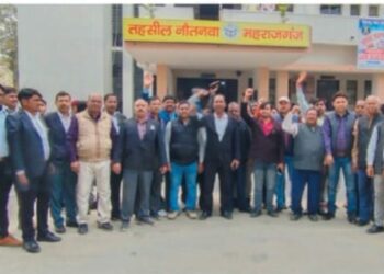 नौतनवा अधिवक्ताओं ने किया प्रदर्शन, एसडीएम के विरोध में लगाए नारे