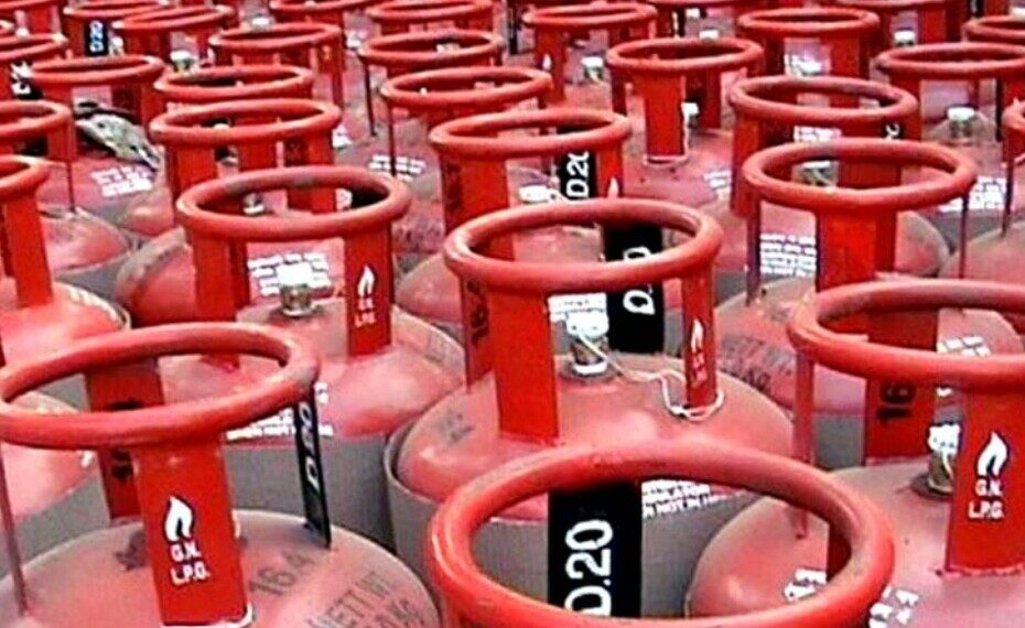 होली से पहले LPG पर महंगाई की मार, 50 रुपए महंगी हुई घरेलू रसोई गैस, 350.50 रुपए बढ़े व्यावसायिक गैस के दाम