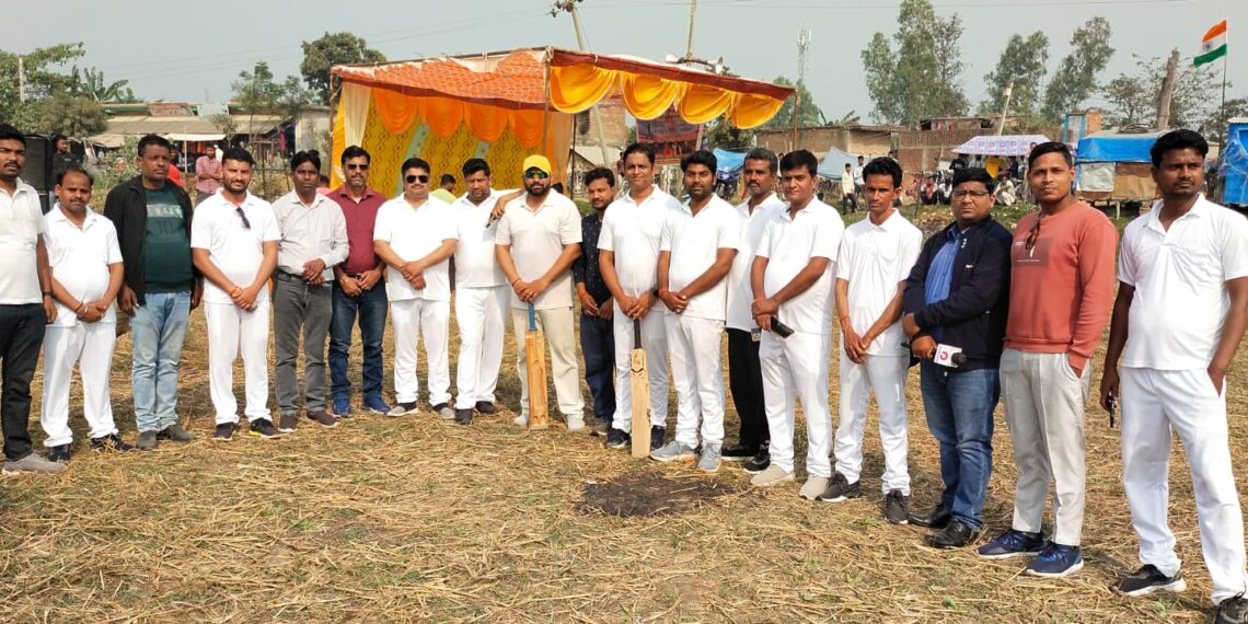 नौतनवां की मीडिया एकादश व नेपाल की सिंघम इलेवन के बीच खेला गया मैत्रीपूर्ण क्रिकेट मैच