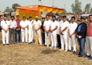 नौतनवां की मीडिया एकादश व नेपाल की सिंघम इलेवन के बीच खेला गया मैत्रीपूर्ण क्रिकेट मैच