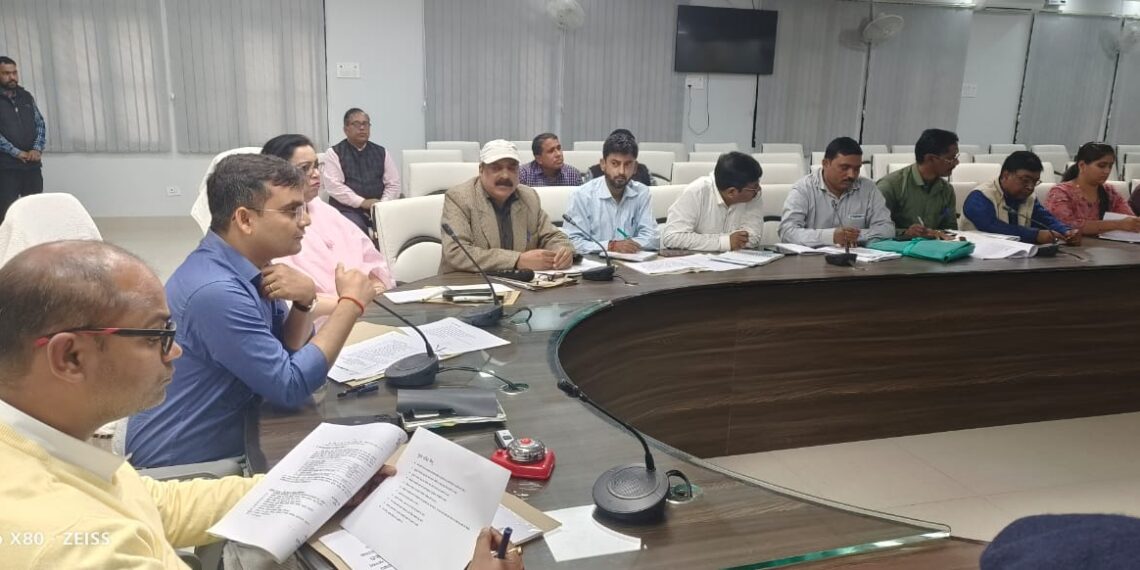 महराजगंज: बच्चों और महिलाओं के कल्याण के लिए डीएम ने लगाई अधिकारियों की क्लास