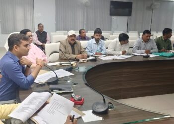 महराजगंज: बच्चों और महिलाओं के कल्याण के लिए डीएम ने लगाई अधिकारियों की क्लास