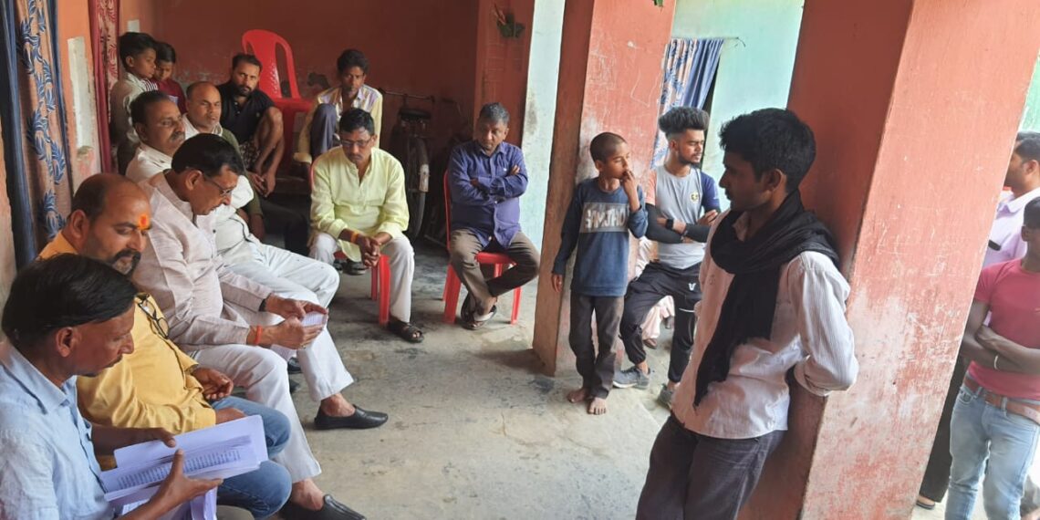 नौतनवां: फसल में आग लगने की सूचना पर पहुंचे पूर्व विधायक