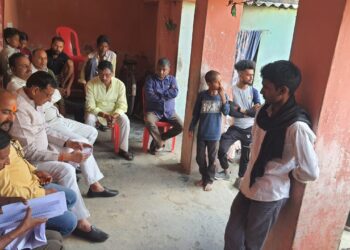 नौतनवां: फसल में आग लगने की सूचना पर पहुंचे पूर्व विधायक