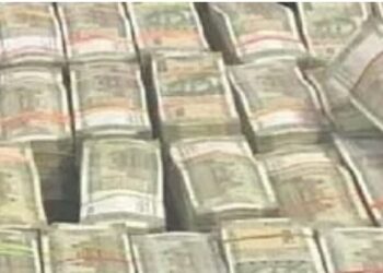 नेपाल जाने से पहले कार की डिक्की से 68 लाख रुपये बरामद, नोट के बदले सोने के बिस्कुट लाने का चल रहा है खेल