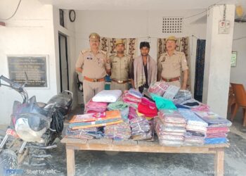 नेपाली कपङा तस्कर को पुलिस ने दबोचा