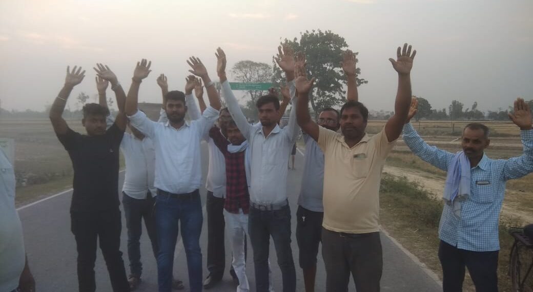 नौतनवां: ऍमआरअफ सेंटर को हटाने के लिए ग्रामीणों ने किया प्रदर्शन, उठ रही दुर्गंध और विद्यार्थियों को होरही समस्या से ग्रामीण आक्रोशित