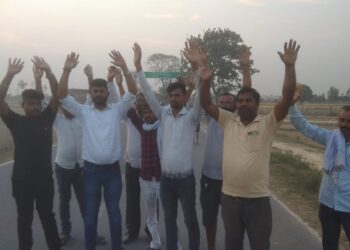 नौतनवां: ऍमआरअफ सेंटर को हटाने के लिए ग्रामीणों ने किया प्रदर्शन, उठ रही दुर्गंध और विद्यार्थियों को होरही समस्या से ग्रामीण आक्रोशित