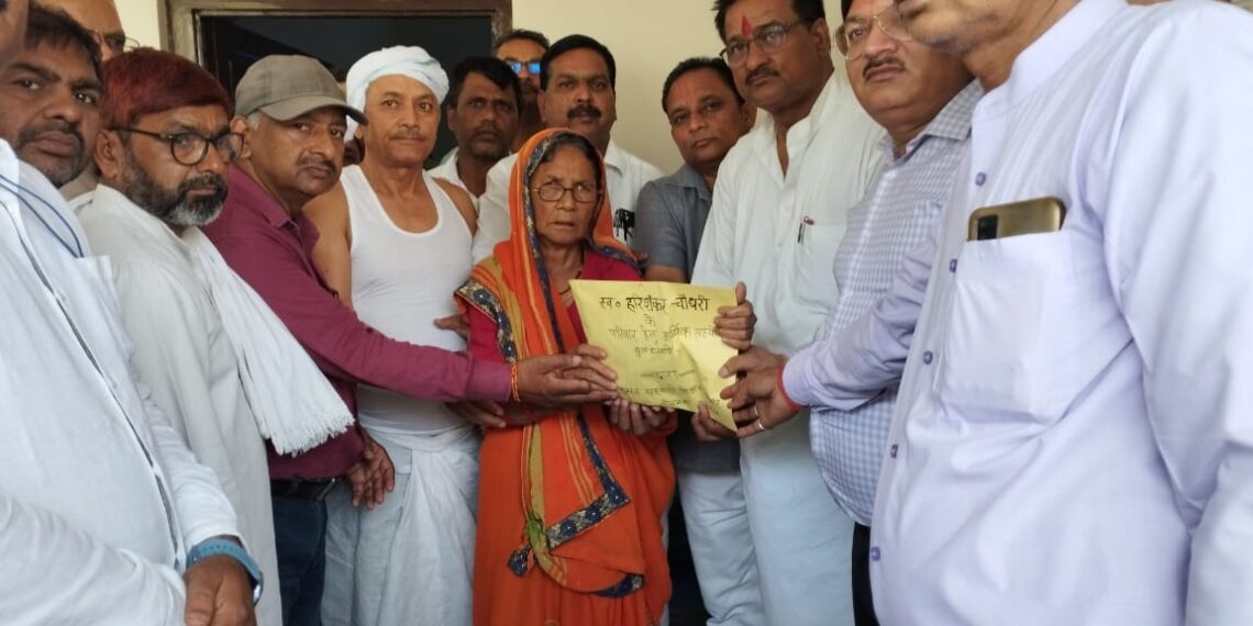 नौतनवां: सड़क दुर्घटना में प्रभारी प्रधानाध्यापक की हुई थी मौत तो प्राथमिक शिक्षक संघ के नेतृत्व में शिक्षकों ने दी 1 लाख की सहायता राशि, बीएसए भी रहे मौजूद