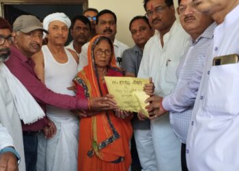 नौतनवां: सड़क दुर्घटना में प्रभारी प्रधानाध्यापक की हुई थी मौत तो प्राथमिक शिक्षक संघ के नेतृत्व में शिक्षकों ने दी 1 लाख की सहायता राशि, बीएसए भी रहे मौजूद