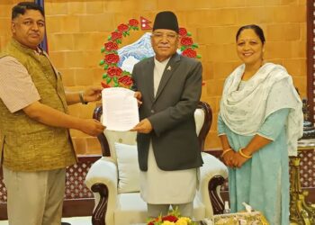 नेपाल मे माओवादी नेताओं द्वारा हिंदू राष्ट्र और धर्मनिरपेक्ष राष्ट्र पर जनमत संग्रह कराने की मांग