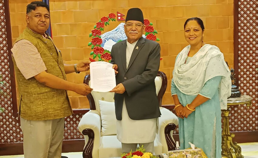 नेपाल मे माओवादी नेताओं द्वारा हिंदू राष्ट्र और धर्मनिरपेक्ष राष्ट्र पर जनमत संग्रह कराने की मांग