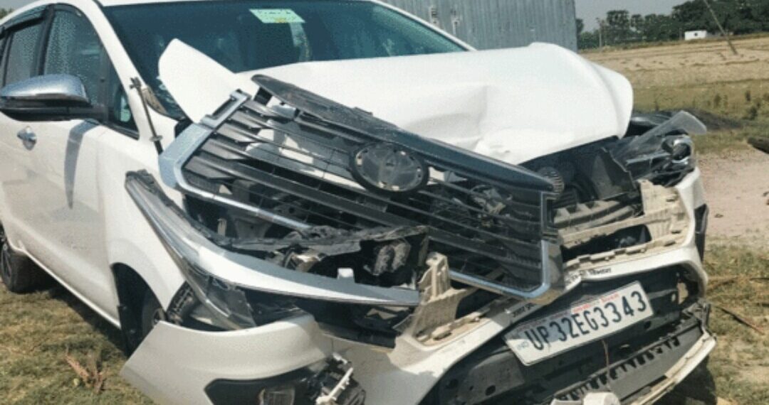 महराजगंज के प्रभारी योगी के मंत्री दयाशंकर मिश्र दयालु के काफिले में घुस गई कार, टक्‍कर में बाल-बाल बचे
