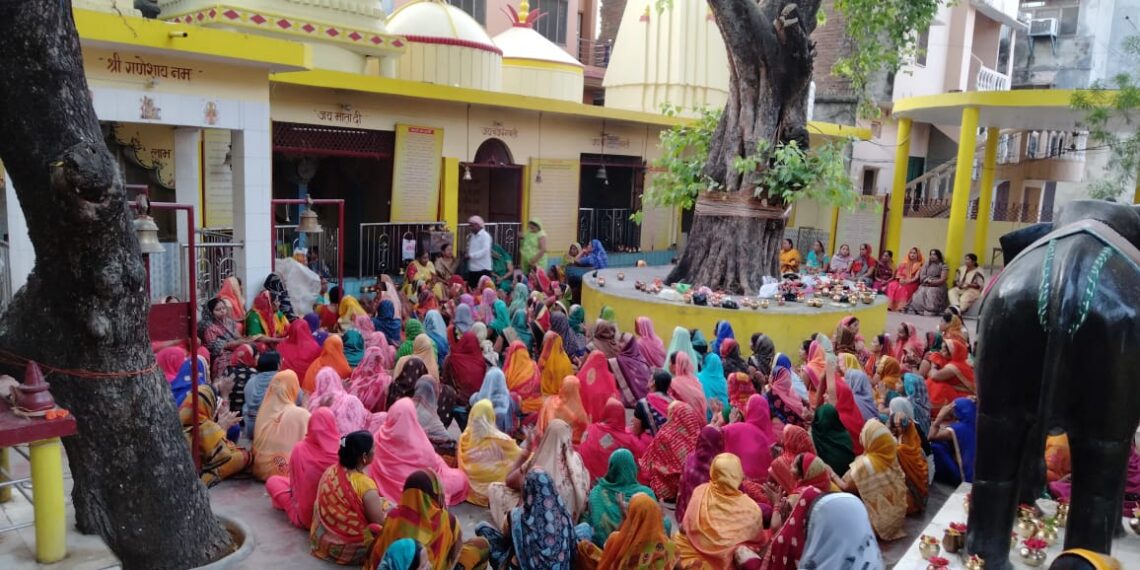 नौतनवां नगर में सुख शांति और महामारी से बचाने के लिए महिलाएं चढ़ा रही है धार