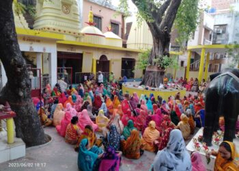 नौतनवां नगर में सुख शांति और महामारी से बचाने के लिए महिलाएं चढ़ा रही है धार