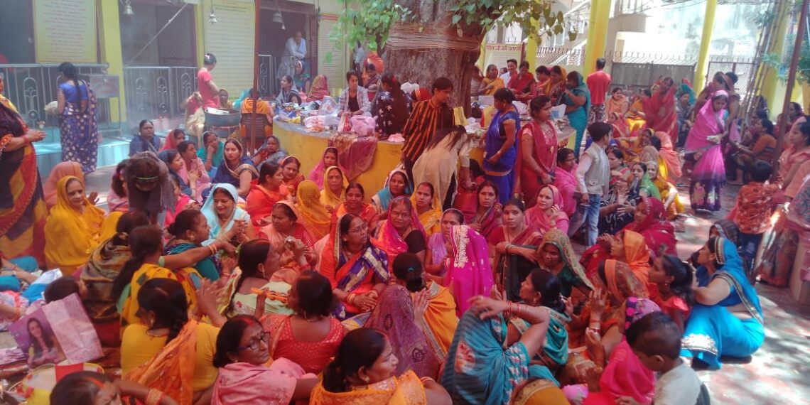 नौतनवा मे सात दिनों से चल रहा प्राचीन मां काली मंदिर में महिलाओं ने धार व कढाही चढाया और पूजा अराधना कर मां काली को प्रसन्न किया