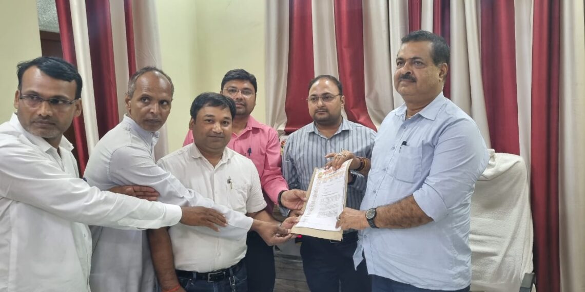 महराजगंज: शिक्षक समस्याओं के निराकरण हेतु महासंघ ने बीएसए को सौंपा 22 सूत्रीय ज्ञापन