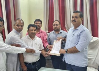 महराजगंज: शिक्षक समस्याओं के निराकरण हेतु महासंघ ने बीएसए को सौंपा 22 सूत्रीय ज्ञापन