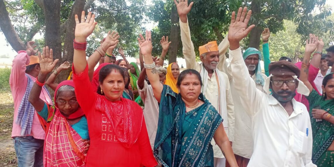 खनुवा से प्रधान के अगुवाई में सैकड़ो महिलायें कोल्हूई के लिए किए कूच, लगाएं जय श्री राम के नारे