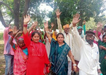 खनुवा से प्रधान के अगुवाई में सैकड़ो महिलायें कोल्हूई के लिए किए कूच, लगाएं जय श्री राम के नारे