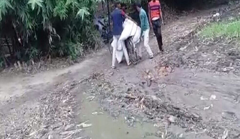 सोनौली के व्यापारियों के दुकानो पर संनाटा सीमावर्ती क्षेत्रो से जम कर तस्करी कर मालामाल हो रहे है तस्कर