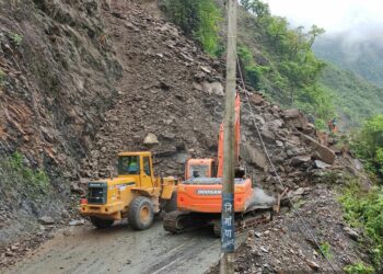 नेपाल मे भारी बर्षा से नारायणगढ–मुग्लिन सड़क खण्ड अवरुद्ध भारी संख्या मे भारतीय पर्यटक फसे