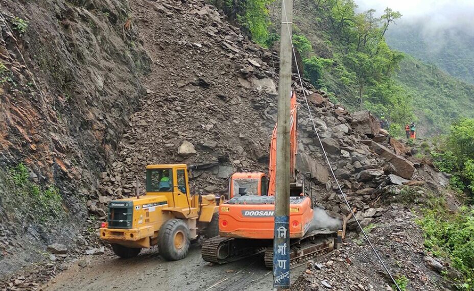 नेपाल मे भारी बर्षा से नारायणगढ–मुग्लिन सड़क खण्ड अवरुद्ध भारी संख्या मे भारतीय पर्यटक फसे