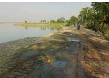 नेपाल मे भारी बर्षा के कारण कुशीनगर के नरवाजोत तटबंध पर दबाव देखकर उड़ी नींद