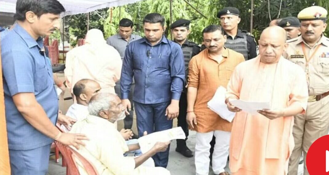 गोरखपुर मे सीएम योगी ने जनता दर्शन में सुनीं 400 लोगों की समस्याएं, बोले- चिंता मत करिए, हम कराएंगे कार्रवाई
