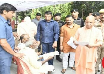 गोरखपुर मे सीएम योगी ने जनता दर्शन में सुनीं 400 लोगों की समस्याएं, बोले- चिंता मत करिए, हम कराएंगे कार्रवाई