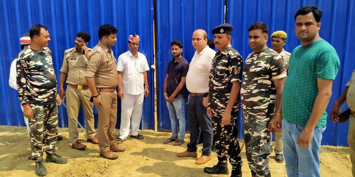 सोनौली में कबाड़ की दुकान में मिला दो नेपाली नम्बर टैक्टर, एसडीएम ने किया सीज