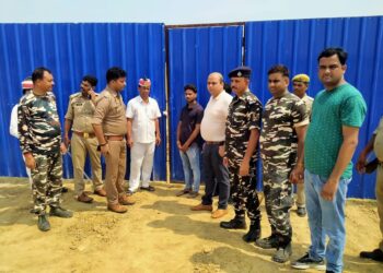 सोनौली में कबाड़ की दुकान में मिला दो नेपाली नम्बर टैक्टर, एसडीएम ने किया सीज