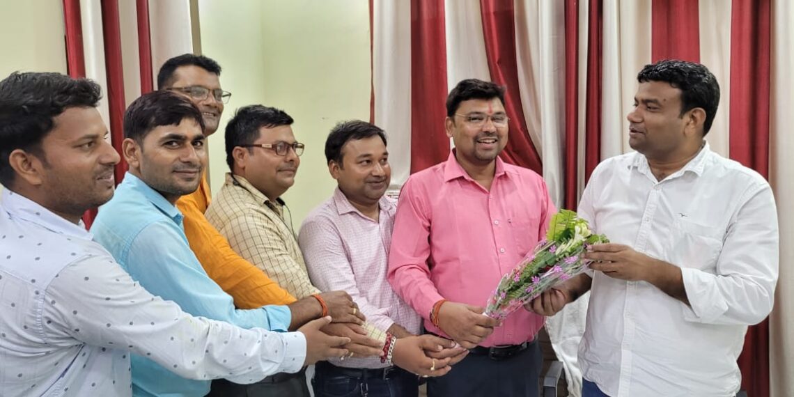 राष्ट्रीय शैक्षिक महासंघ महराजगंज के पदाधिकारियों ने बेसिक शिक्षा अधिकारी से किया औपचारिक भेंट, शैक्षणिक मुद्दों पर की चर्चा