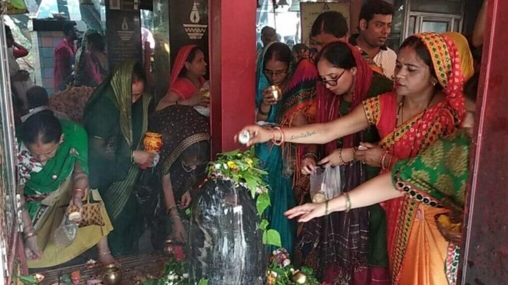 नौतनवा ,सोनौली सहित सावन के पहले सोमवार पर शिवालयों में उमड़ा जनसैलाब, मंदिरों में गूंजा भोलेनाथ का जयघोष