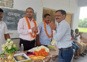 नौतनवां नवागत खण्ड शिक्षा अधिकारी का स्वागत व निवर्तमान का विदाई समारोह