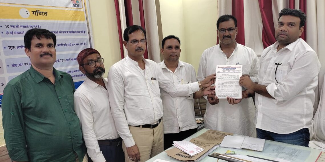 महराजगंज: शिक्षक हितों को लेकर प्राथमिक शिक्षक संघ ने की बैठक, बीएसए से भी मिल सौपें 22 सूत्रीय ज्ञापन