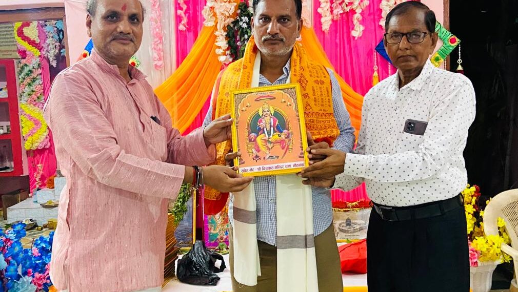 नौतनवां: चित्रगुप्त मंदिर के स्थापना दिवस पर मंदिर पहुंच प्रसाद ग्रहण किये चैयरमैन बृजेश मणि, नगर के सुख समृद्धि का किये कामना