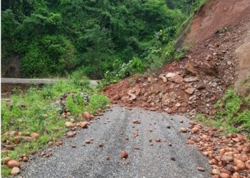 नेपाल मे भारतीय पर्यटक फसे भूस्खलन के कारण मुगलिन नारायणगढ़ सड़क अवरुद्ध
