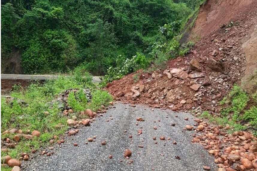 नेपाल मे भारतीय पर्यटक फसे भूस्खलन के कारण मुगलिन नारायणगढ़ सड़क अवरुद्ध